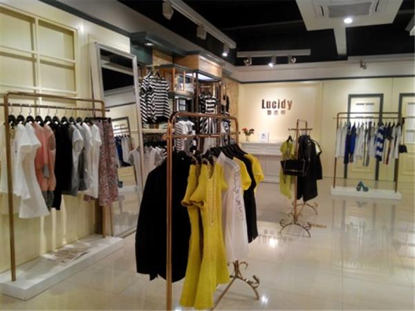 鲁思蒂女装店铺展示