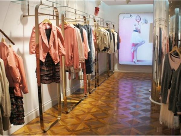 耶尼爾女裝店鋪展示