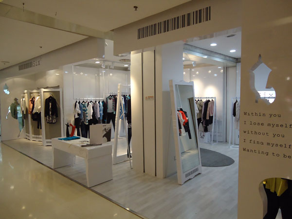 陆立方女装店铺展示