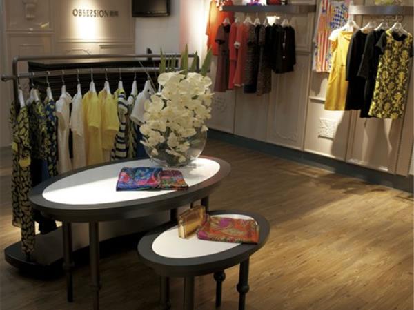 施舜女装店铺展示