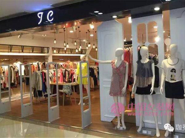 一本衣物女裝店鋪展示