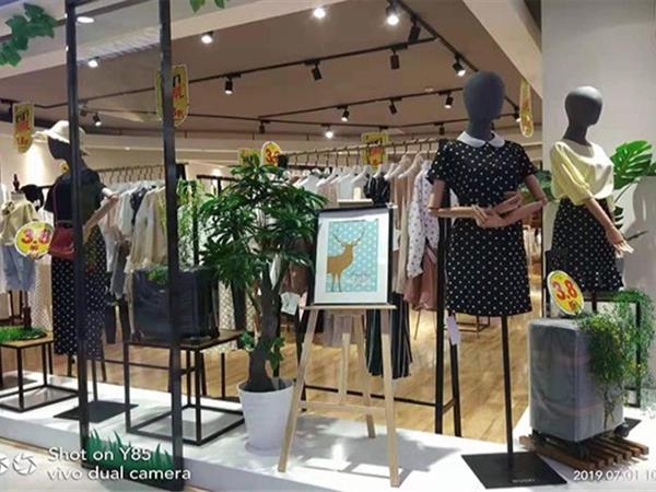 木子女裝店鋪展示