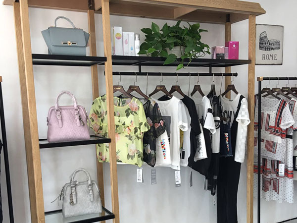 衣秀维妮女装店铺展示