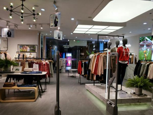 拉谷谷女裝店鋪展示