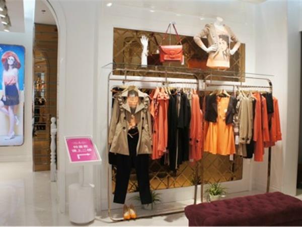 耶尼爾女裝店鋪展示
