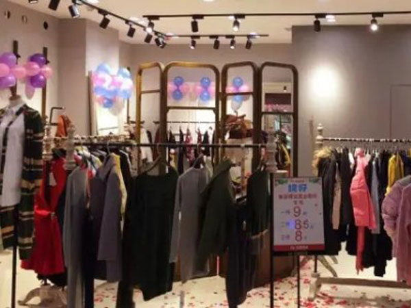 圣三利女装店铺展示