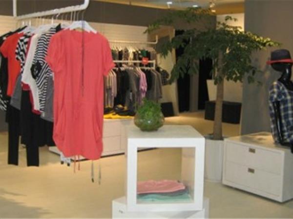 甲田一女装店铺展示