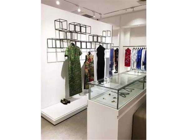 伊締莎女裝店鋪展示