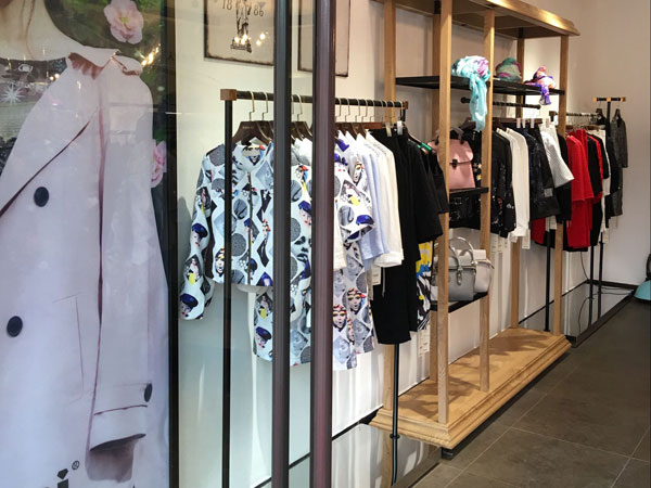 衣秀维妮女装店铺展示