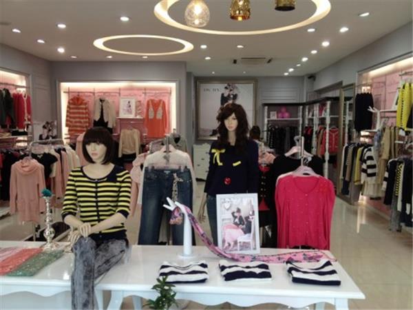 灵的女装店铺展示