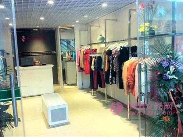 衣伴沁香女装店铺展示