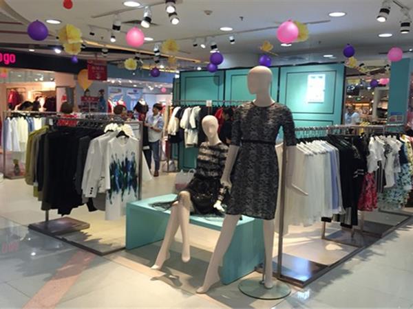 屿思女装店铺展示