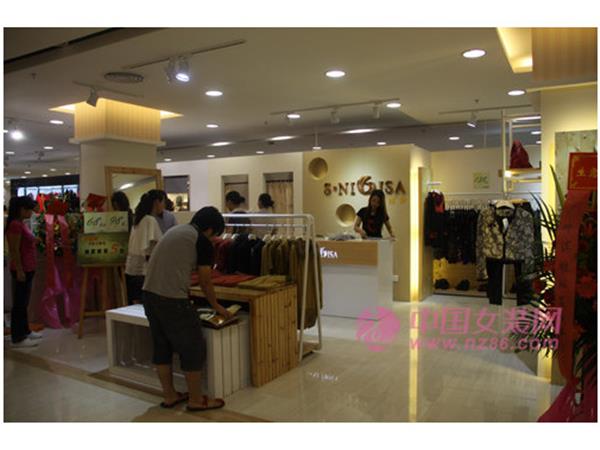思妮維薩女裝店鋪展示