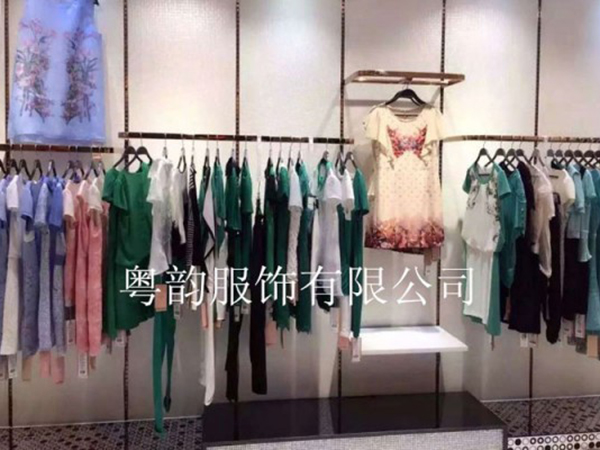 粤韵女装店铺展示