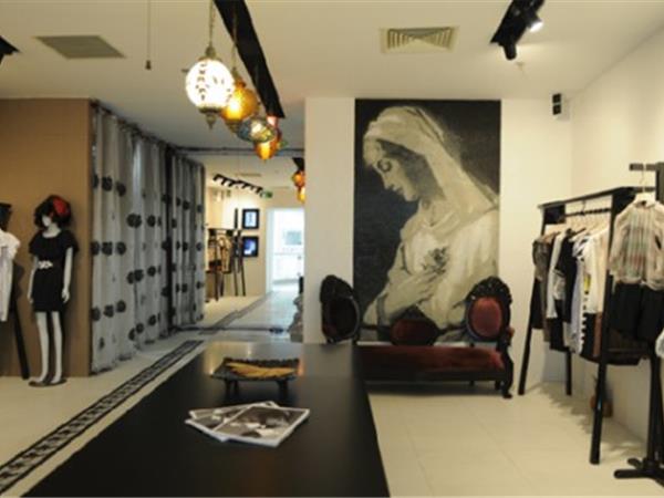 睫女装店铺展示