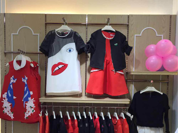 悠媤莉女裝店鋪展示