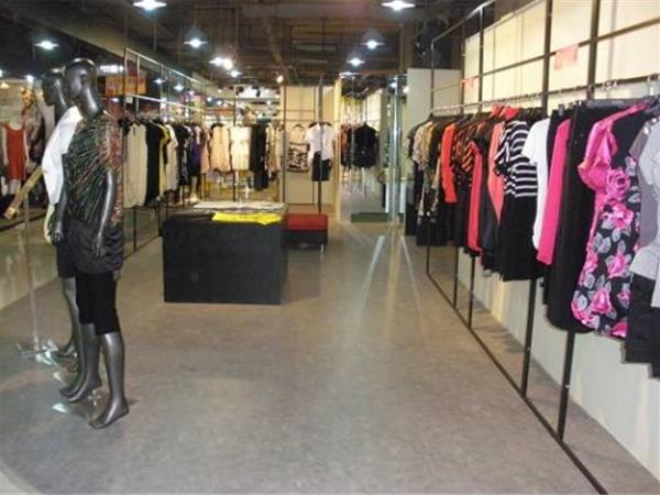 蕾絲蓮黛女裝店鋪展示