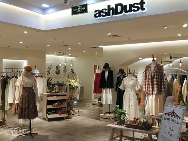 塵埃女裝店鋪展示