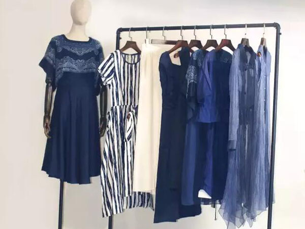 东又西女装店铺展示
