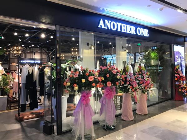 ANOTHERONE女装店铺展示