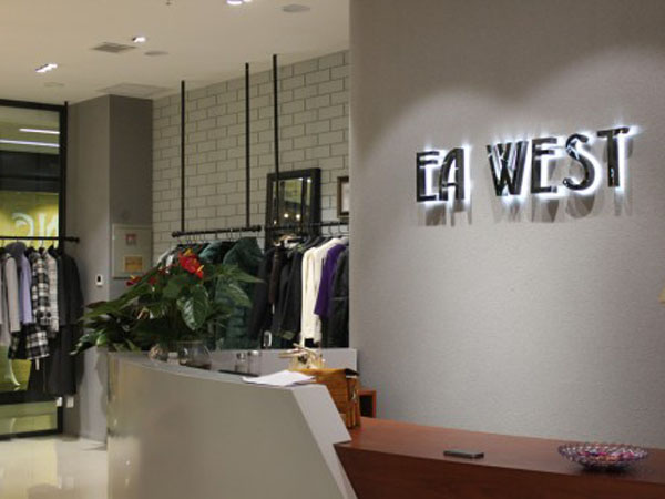 东又西女装店铺展示