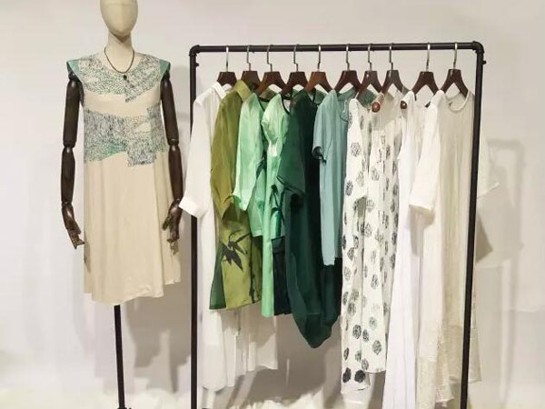 东又西女装店铺展示