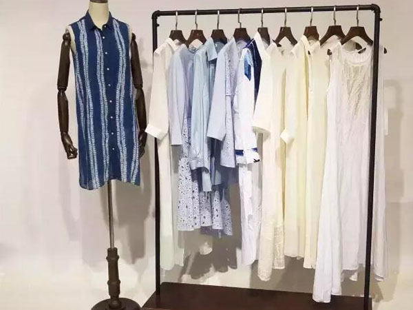 东又西女装店铺展示