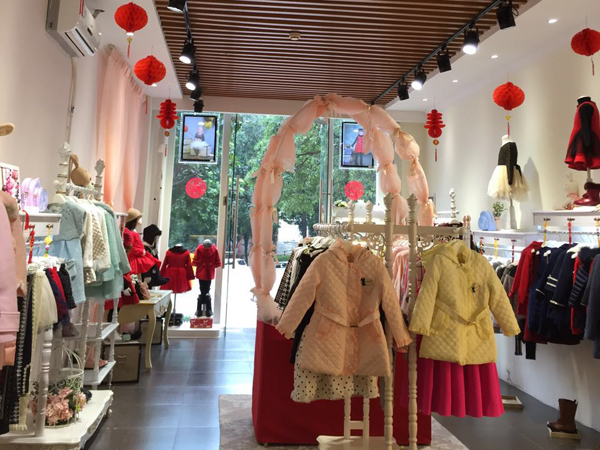 贵族童话女装店铺展示