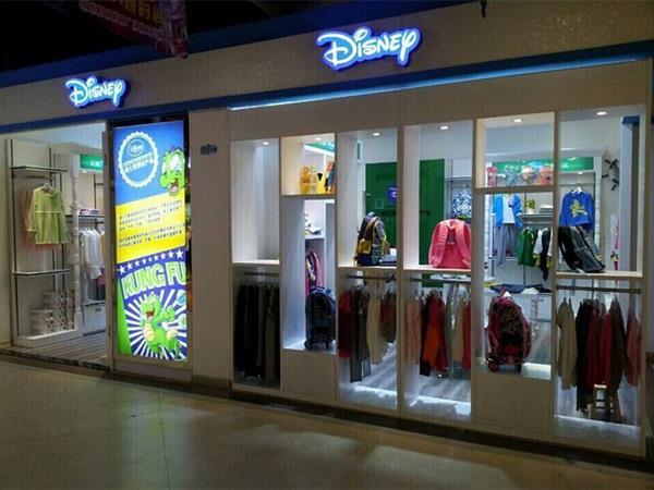 迪士尼女装店铺展示