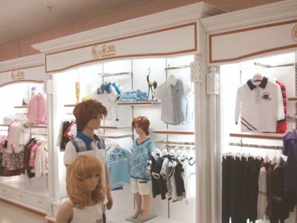 爱朵儿女装店铺展示