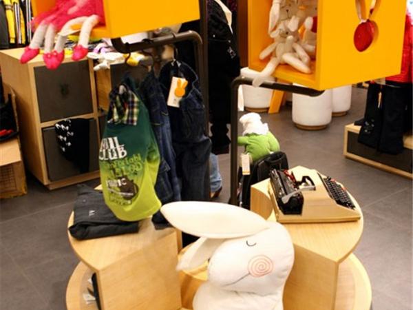 安奈儿女装店铺展示
