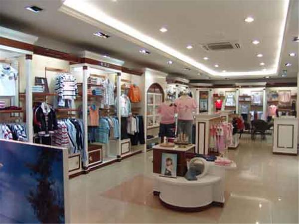 红黄蓝女装店铺展示