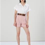 粉色超短裤适合搭配什么上衣 白色衬衫好看吗