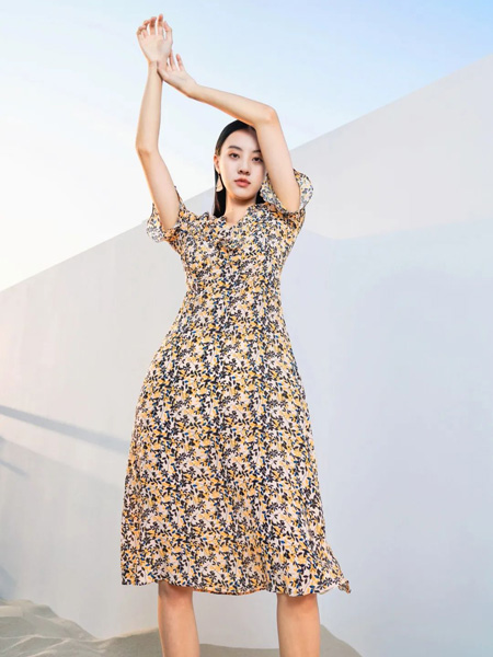 似色女装产品图片