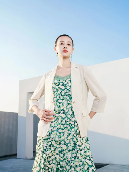 似色女装产品图片