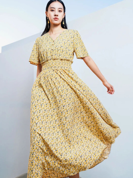 似色女装产品图片