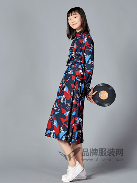 尚默SUN MORE女装产品图片