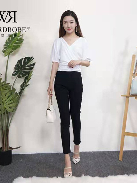 有间橱窗女装产品图片